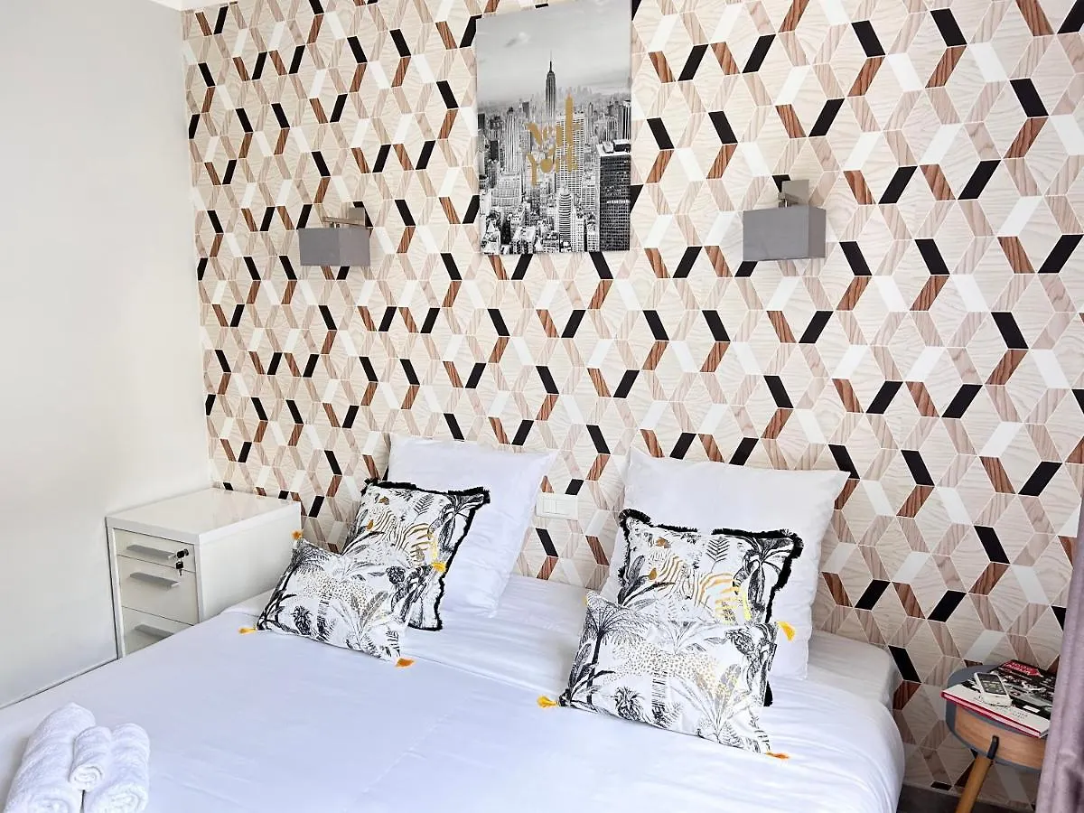 アパート 2 Bedroom Luxury Flat With Balcony Cannes Center フランス